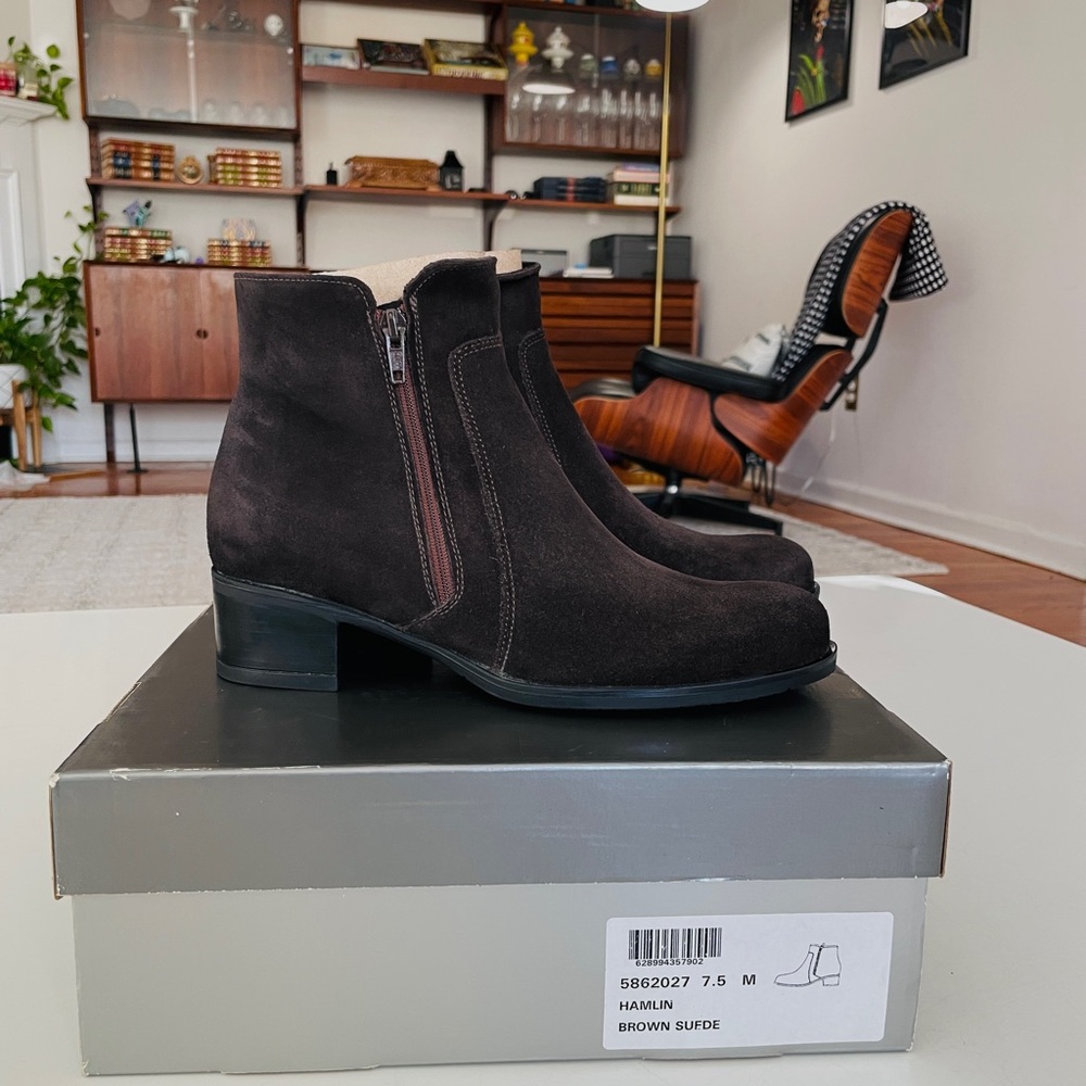 La Canadienne women’s suede size 7.5 / Dark brown suede.